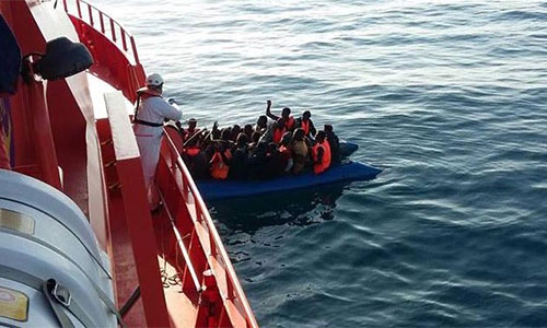 La Marina marroquí dispara contra una patera de emigrantes La Marina marroquí dispara contra una patera y hiere a un menor